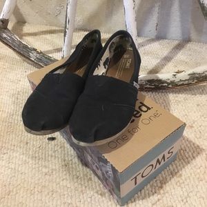 Loved classic black Toms